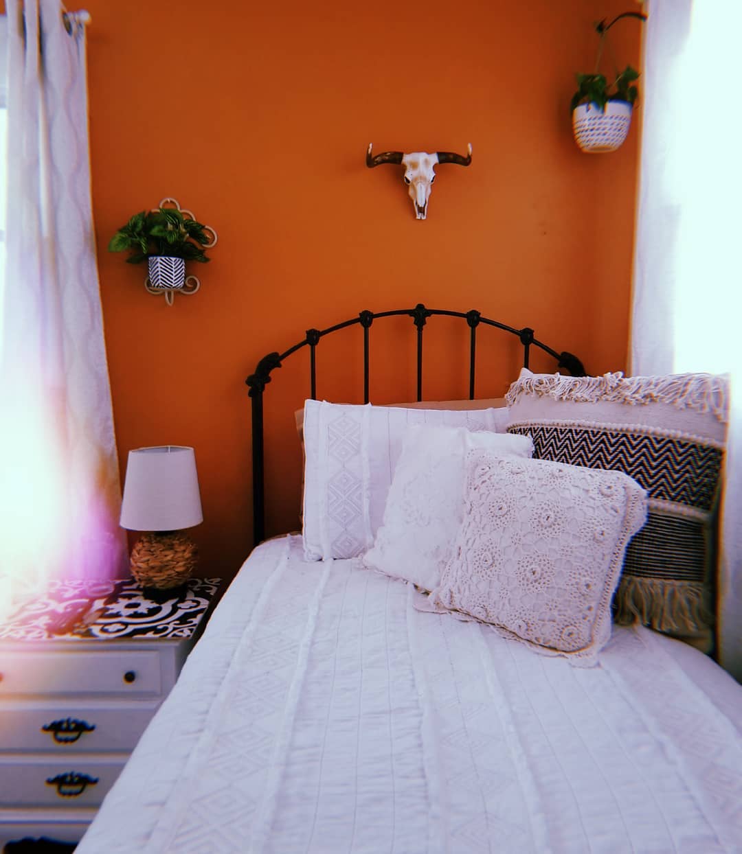 Un dormitorio con paredes naranjas