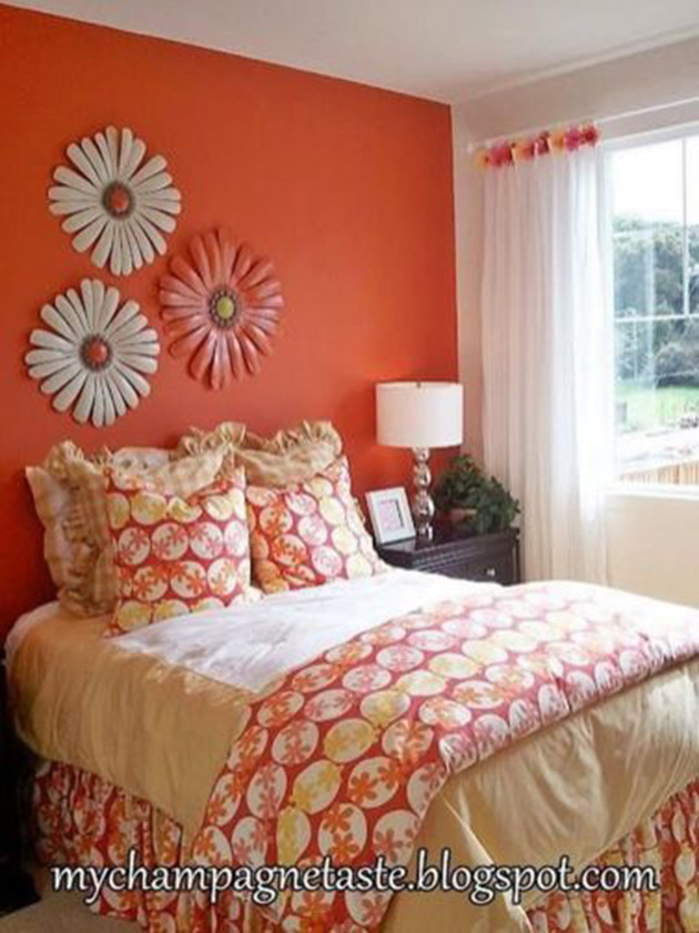 Un dormitorio con una pared naranja