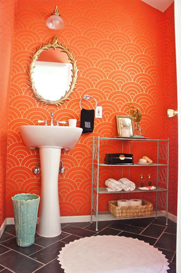 Un baño con las paredes en color naranja