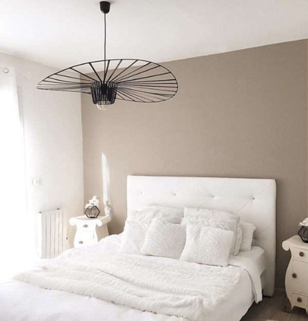 Un dormitorio pintado en gris piedra cálido
