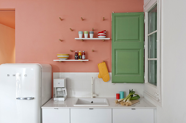 Una cocina que combina color salmón y verde