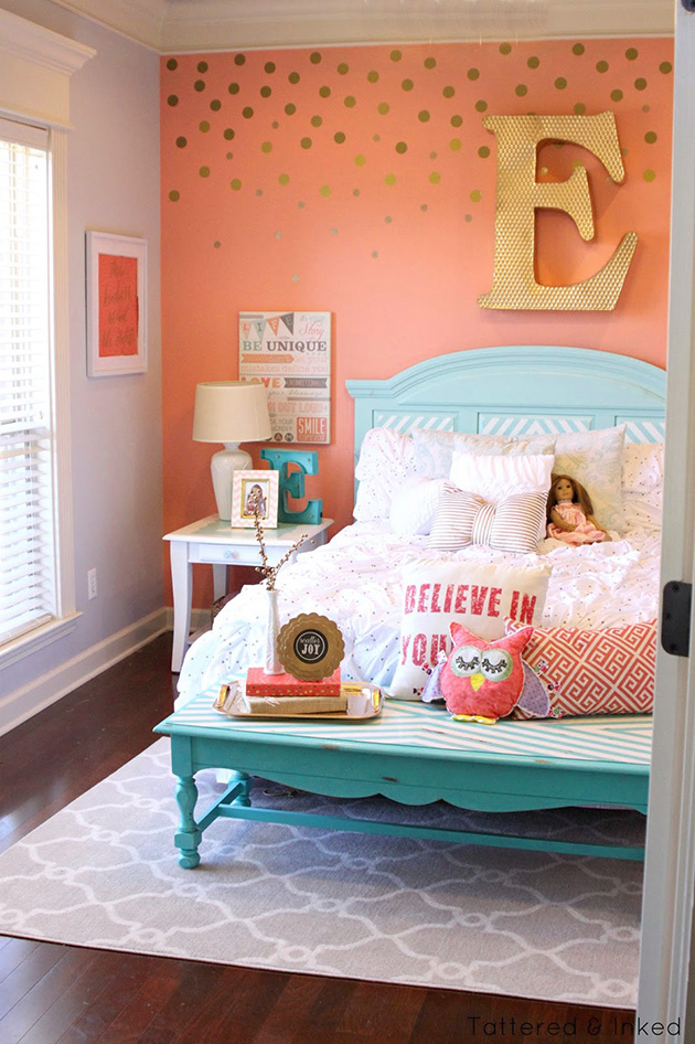 Un dormitorio pintado de color melocotón en las paredes y azul celeste