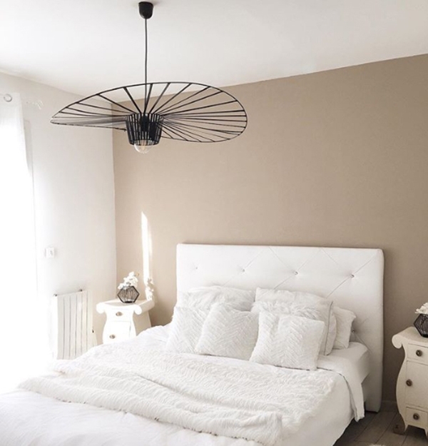 Un dormitorio que combina color beige y negro