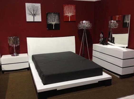 Un dormitorio que combina color burdeos y blanco