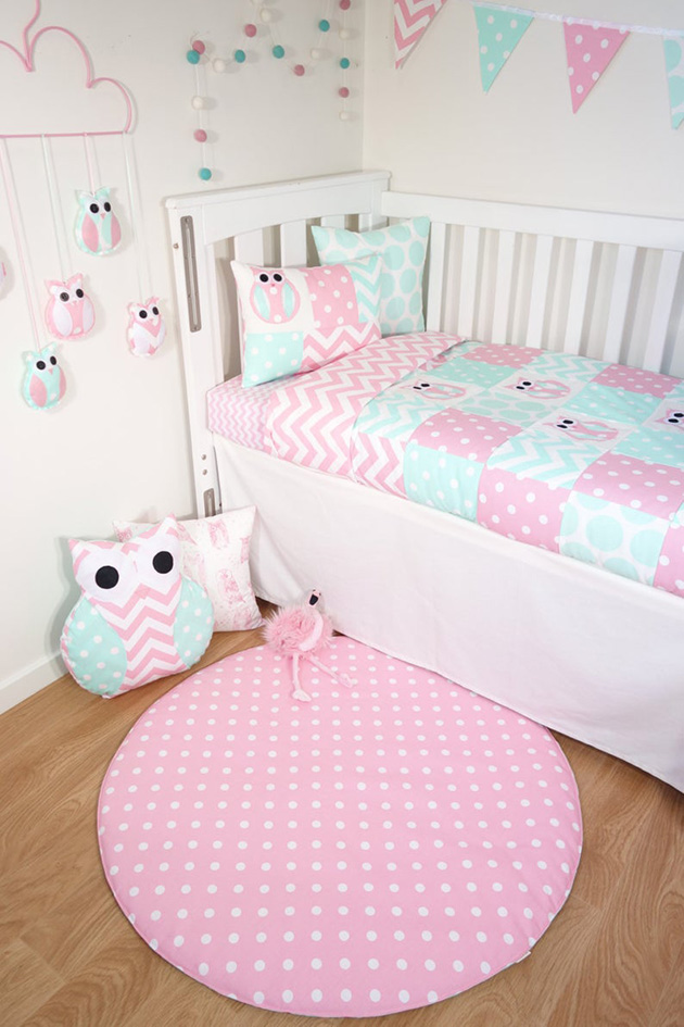 Un dormitorio que combina rosa y blancos rotos