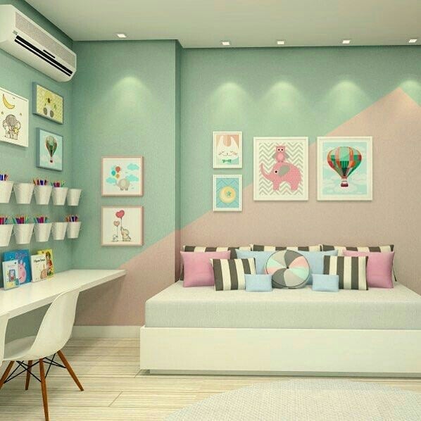 Una habitación que combina rosa y verde en paredes