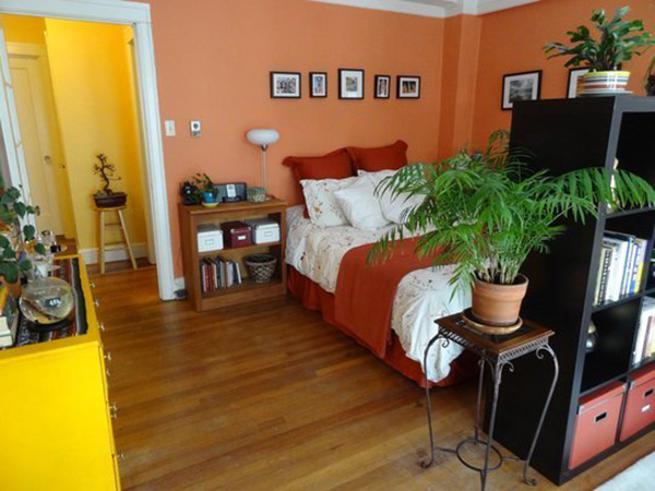 Un dormitorio que combina color coral y madera