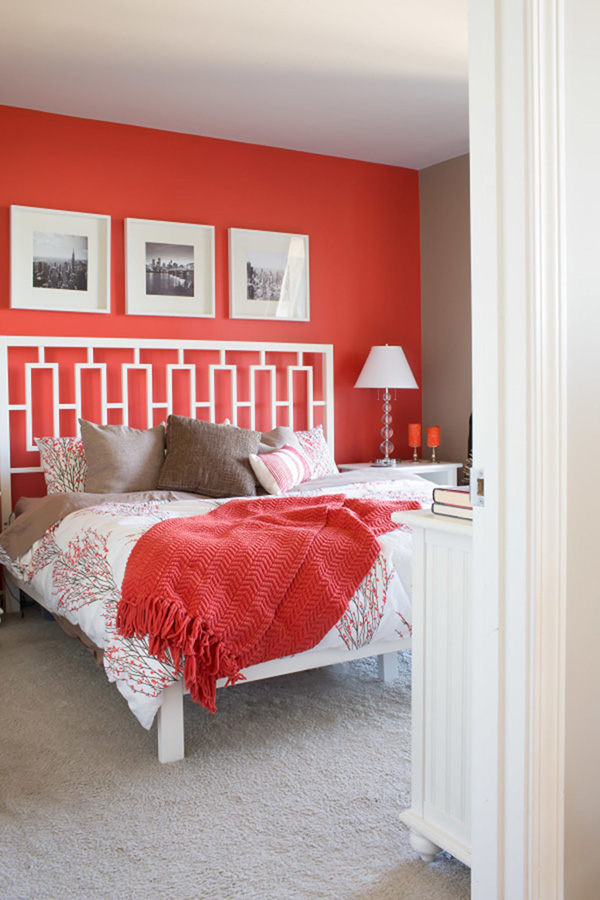 Color coral y tonos tierra combinados en un dormitorio