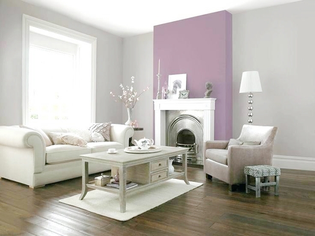 Un salón que combina gris y lila en paredes