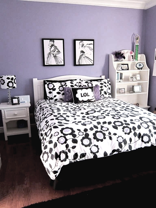 Siyahla birleştirilmiş duvarlarda leylak veya leylak rengi bir yatak odası
