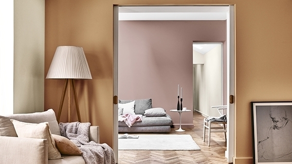Un salón lila o malva en paredes combinado con tonos tierra