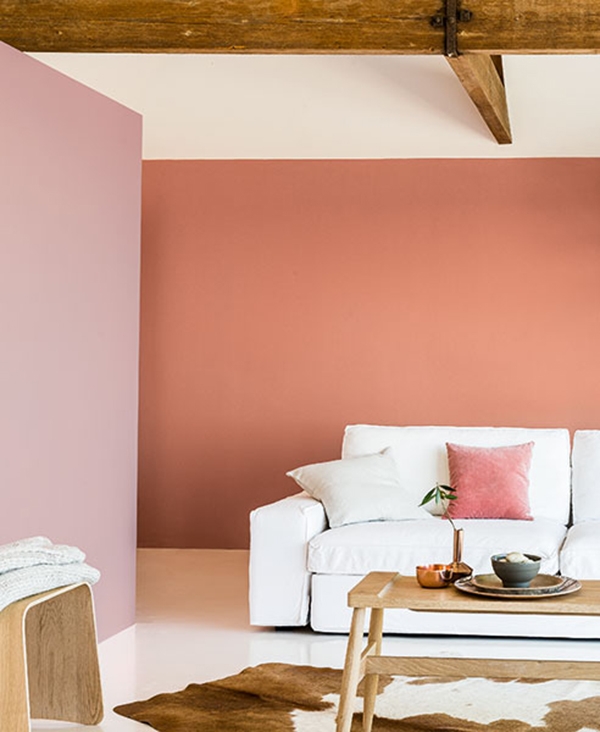 Un salón lila o malva en paredes combinado con color coral