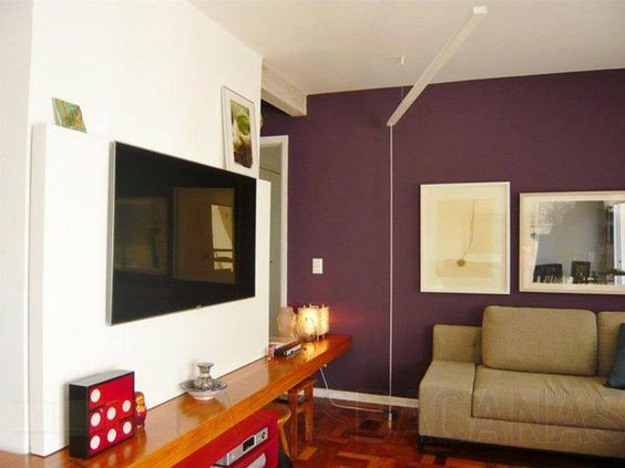 Un salón que combina color morado con tonos madera