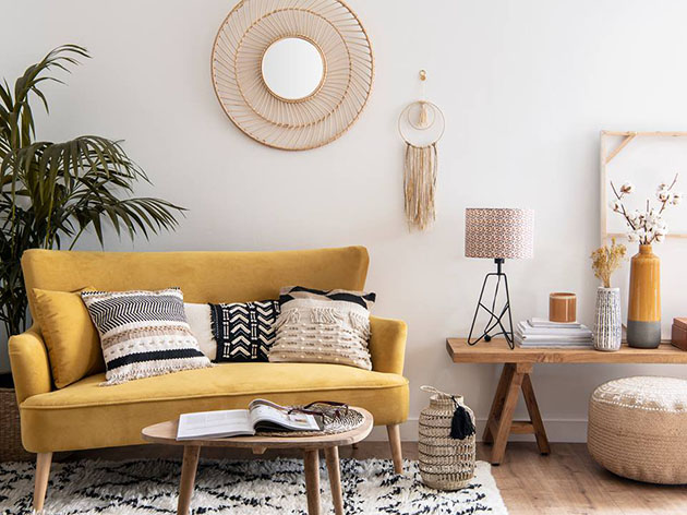 Un sofá mostaza de Maisons du Monde