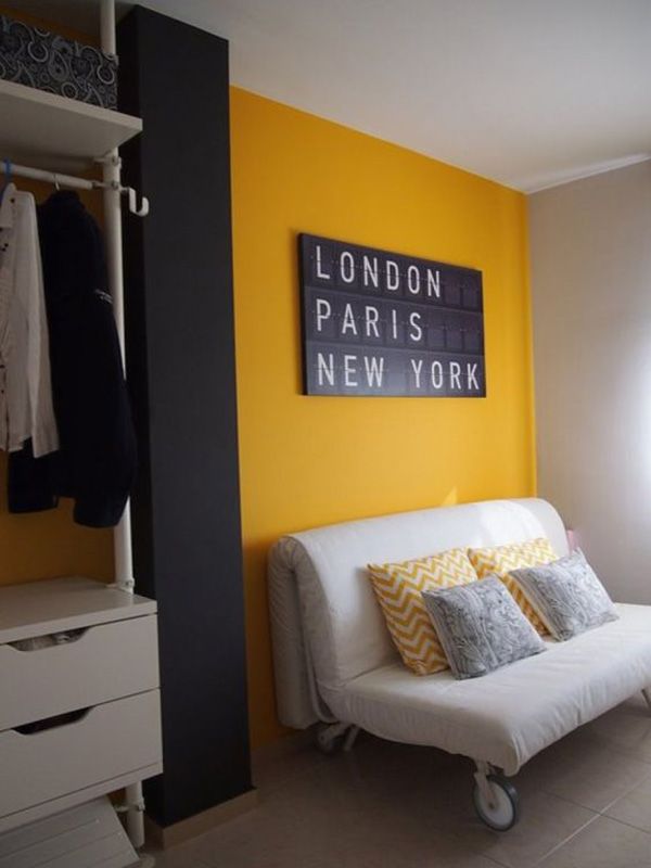 Un salón que combina color naranja y negro