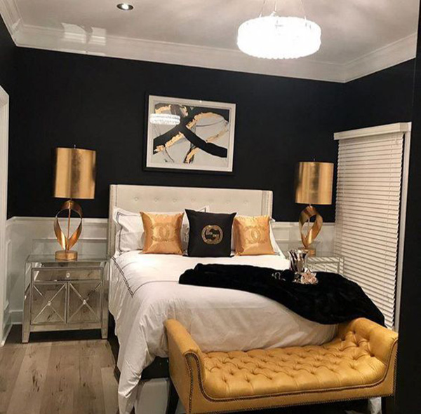 Un dormitorio que combina color negro en paredes con acentos en oro