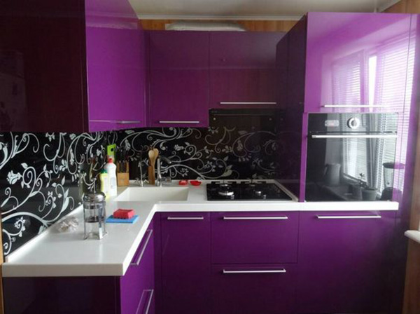 Una cocina que combina color negro y morado