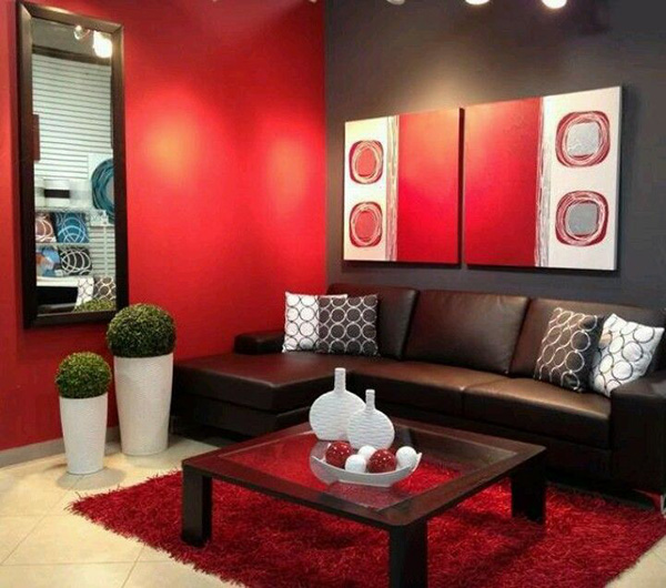 Un salón que combina color negro en paredes con rojo