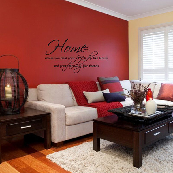 Un salón que combina color rojo y beige en paredes