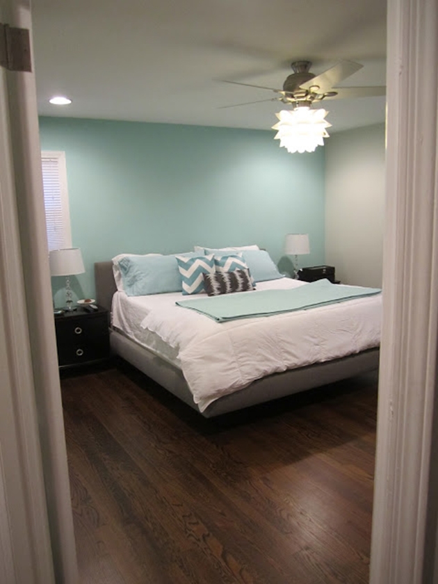 Un dormitorio, cuarto o habitación moderna pintada y decorada en verde menta y gris