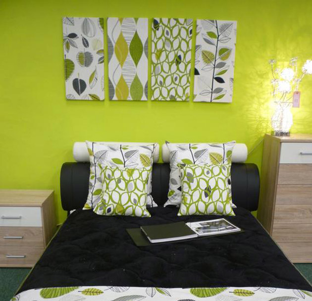 Un dormitorio, cuarto o habitación moderna pintada y decorada en verde pistacho y negro