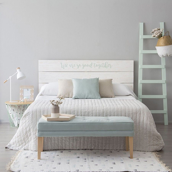 Dormitorio femenino pintado de color gris