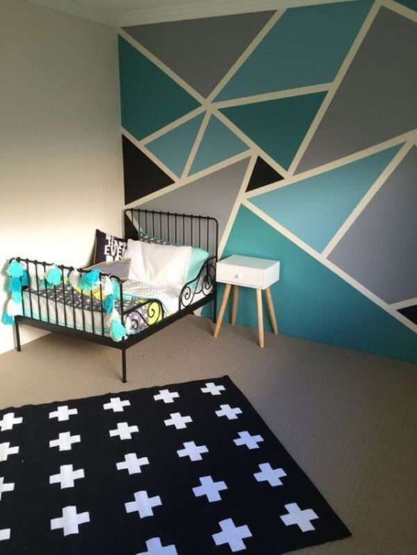 Una habitación pintada con un mural geométrico de diferentes colores