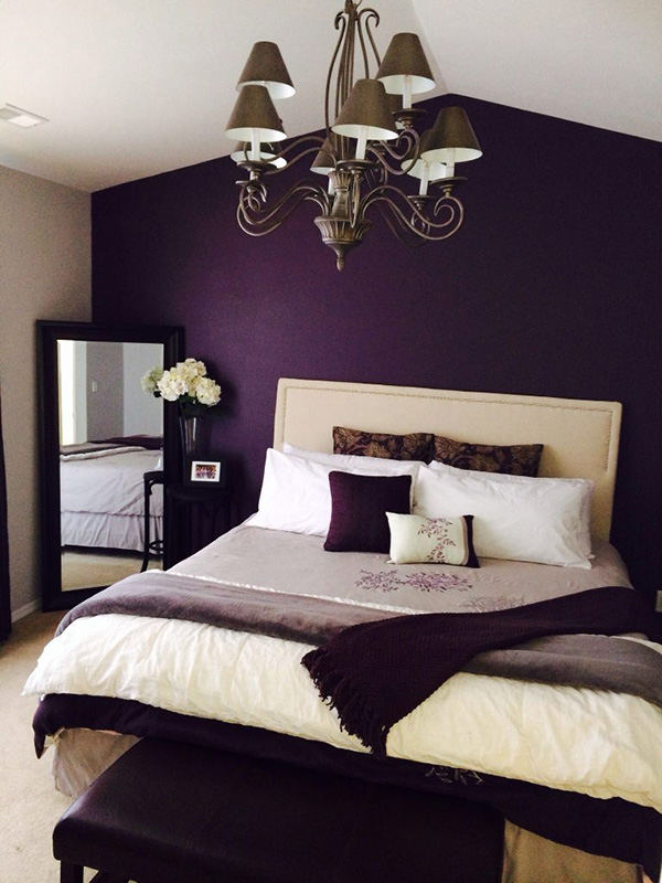 Una habitación pintada de color morado oscuro