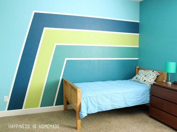 Una habitación pintada con un mural de rayas geométrico en tonos azules