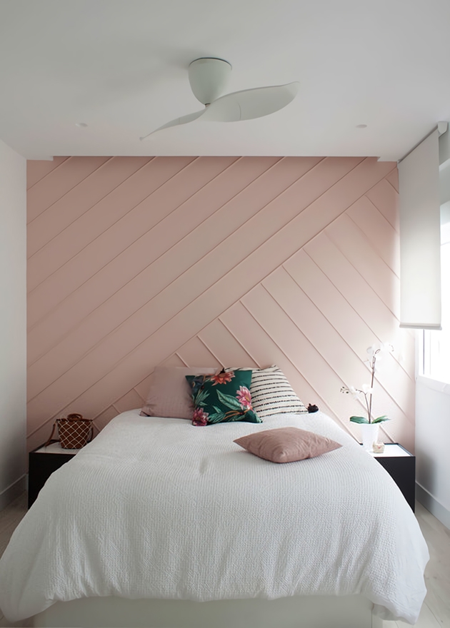 Un dormitorio pintado de rosa luminoso