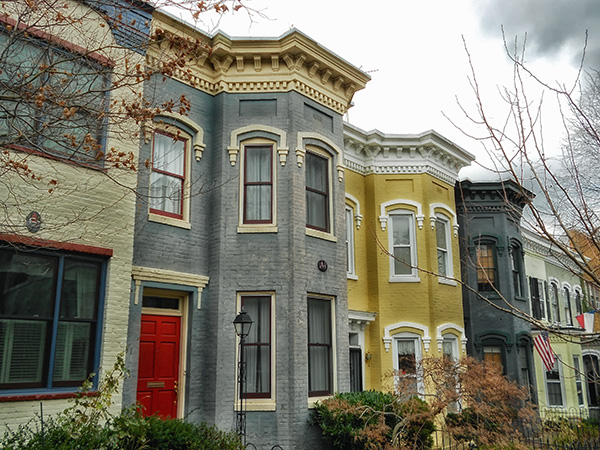 Frente de casas de distintos colores