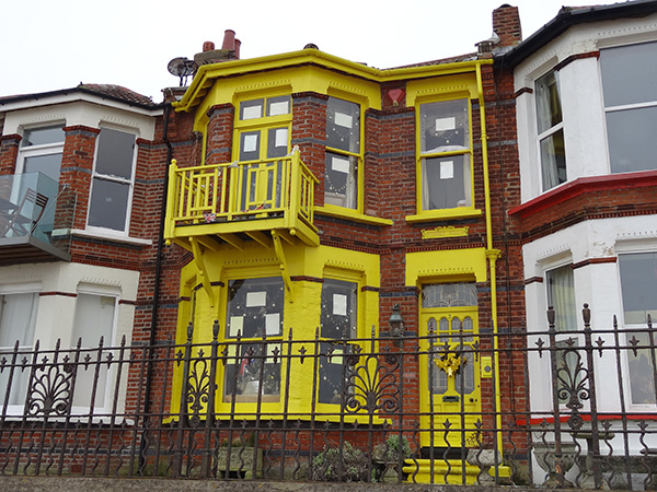 Frente de casa de ladrillo y color amarillo