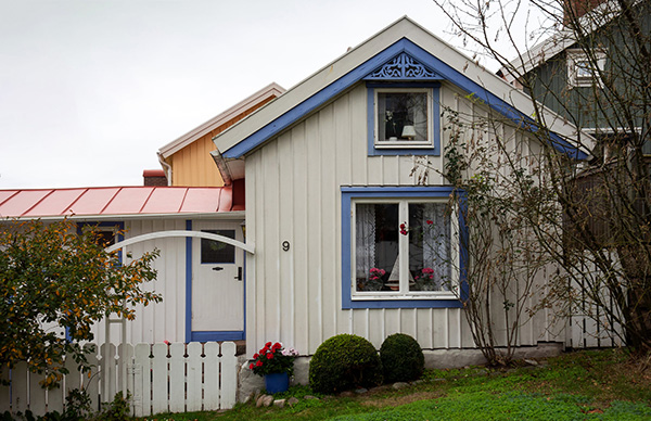 Exterior de casa en color gris y azul