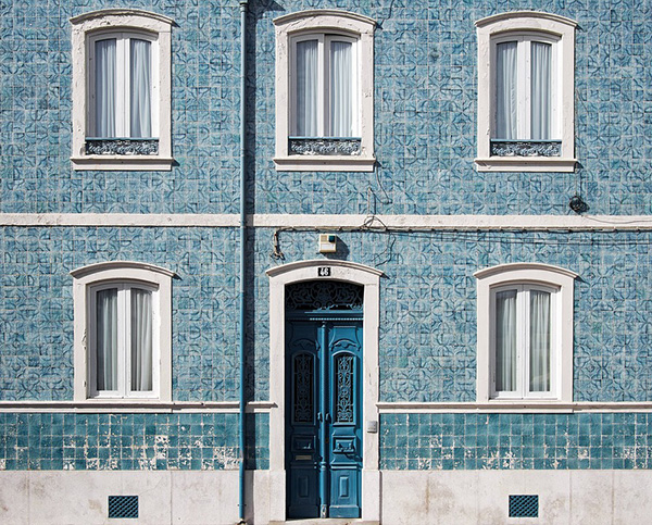 frente de casa revestido de azulejo azul