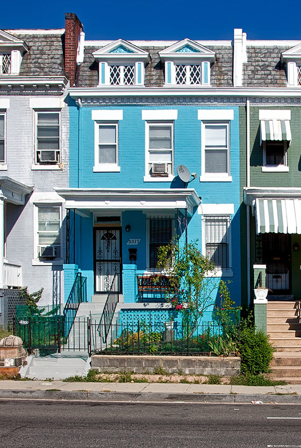 Frente de casa pintado de color azul vivo