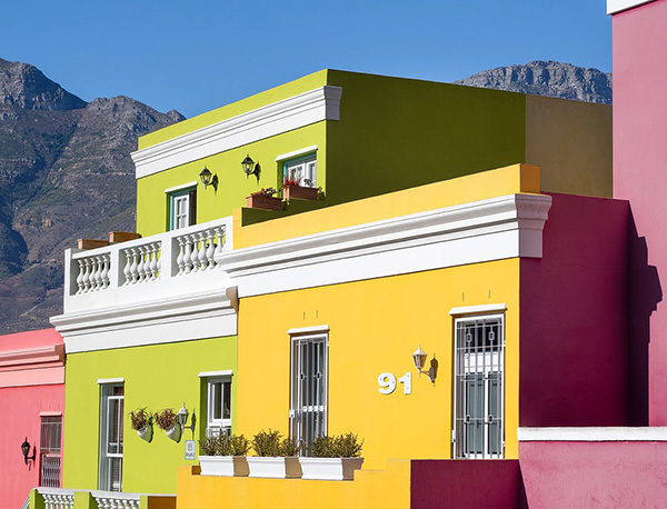 Frentes de casas de distintos colores
