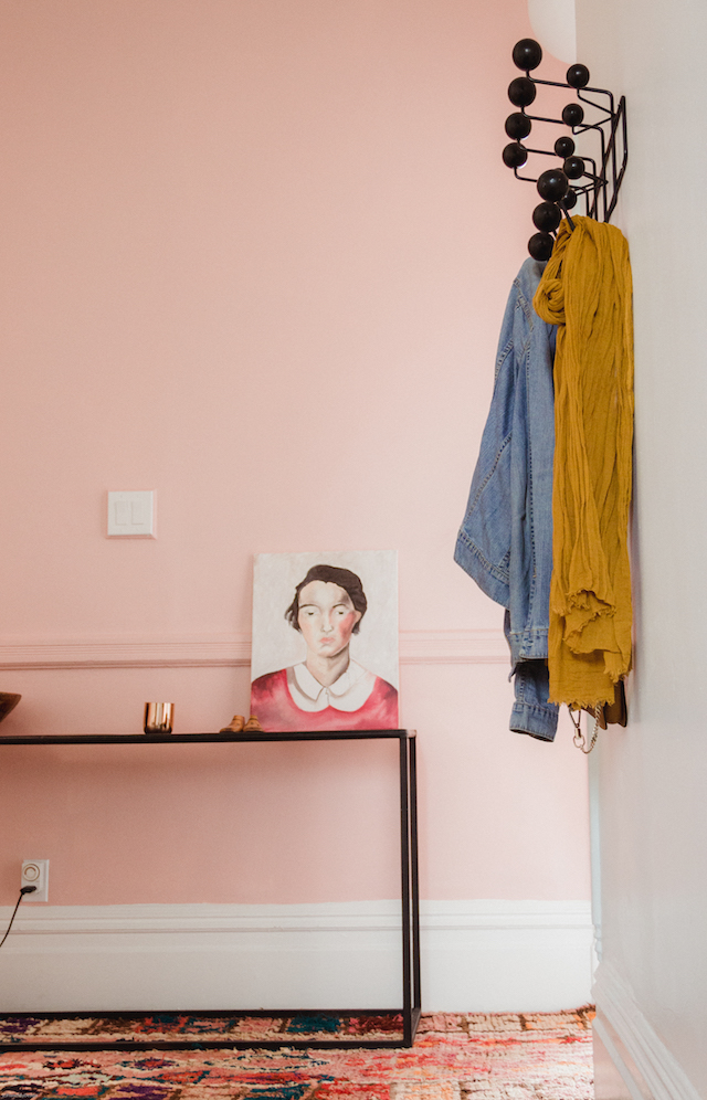 Un recibidor pintado de rosa