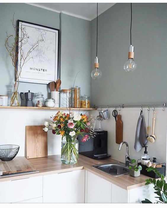 Una cocina pintada de verde menta suave