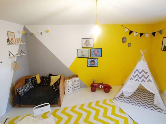 Una habitación infantil pintada de color amarillo