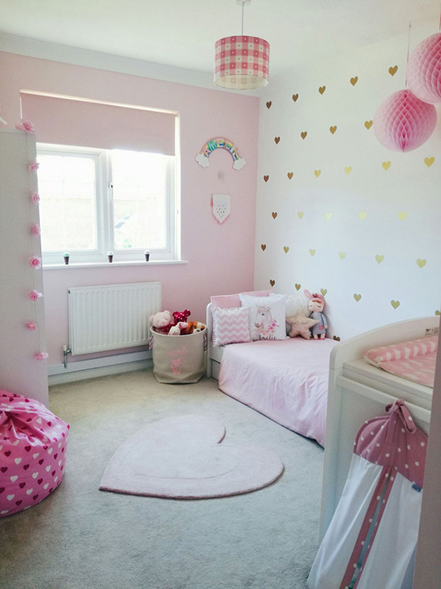 Una habitación infantil pintada de color rosa