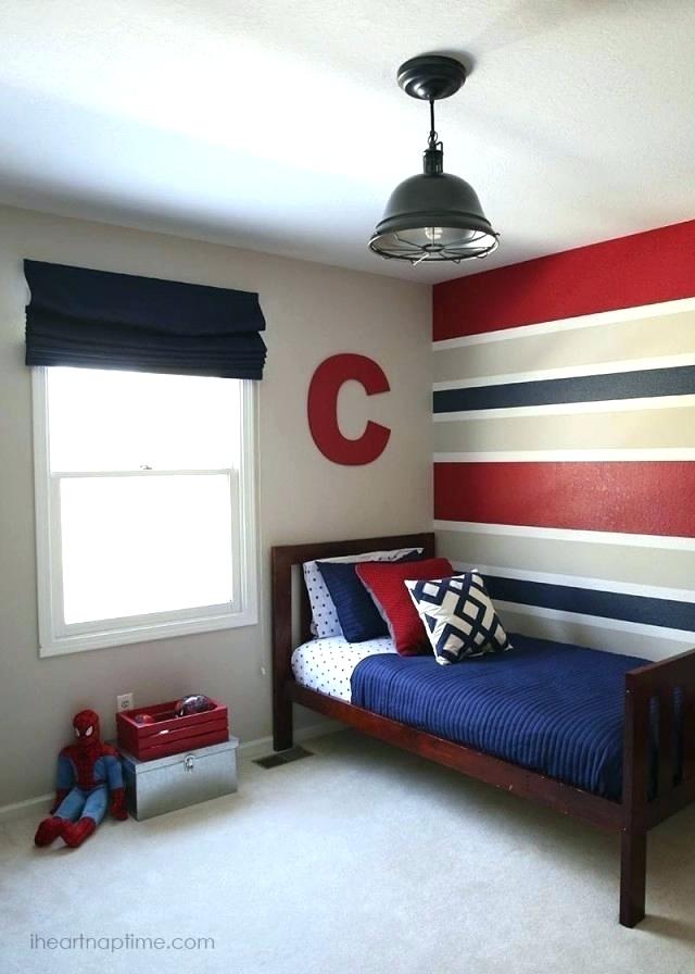 Una habitación infantil pintada de color rojo