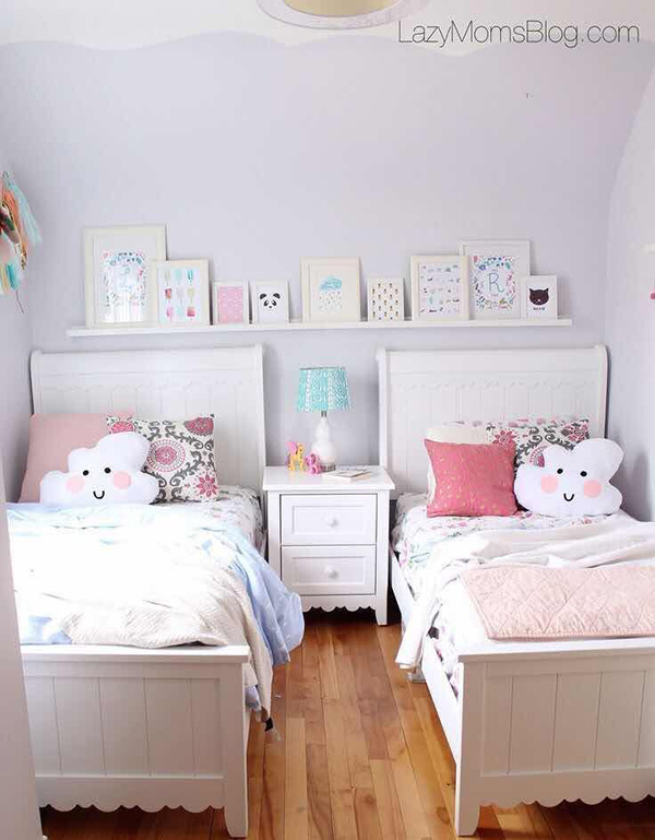 Una habitación infantil pintada de color lila
