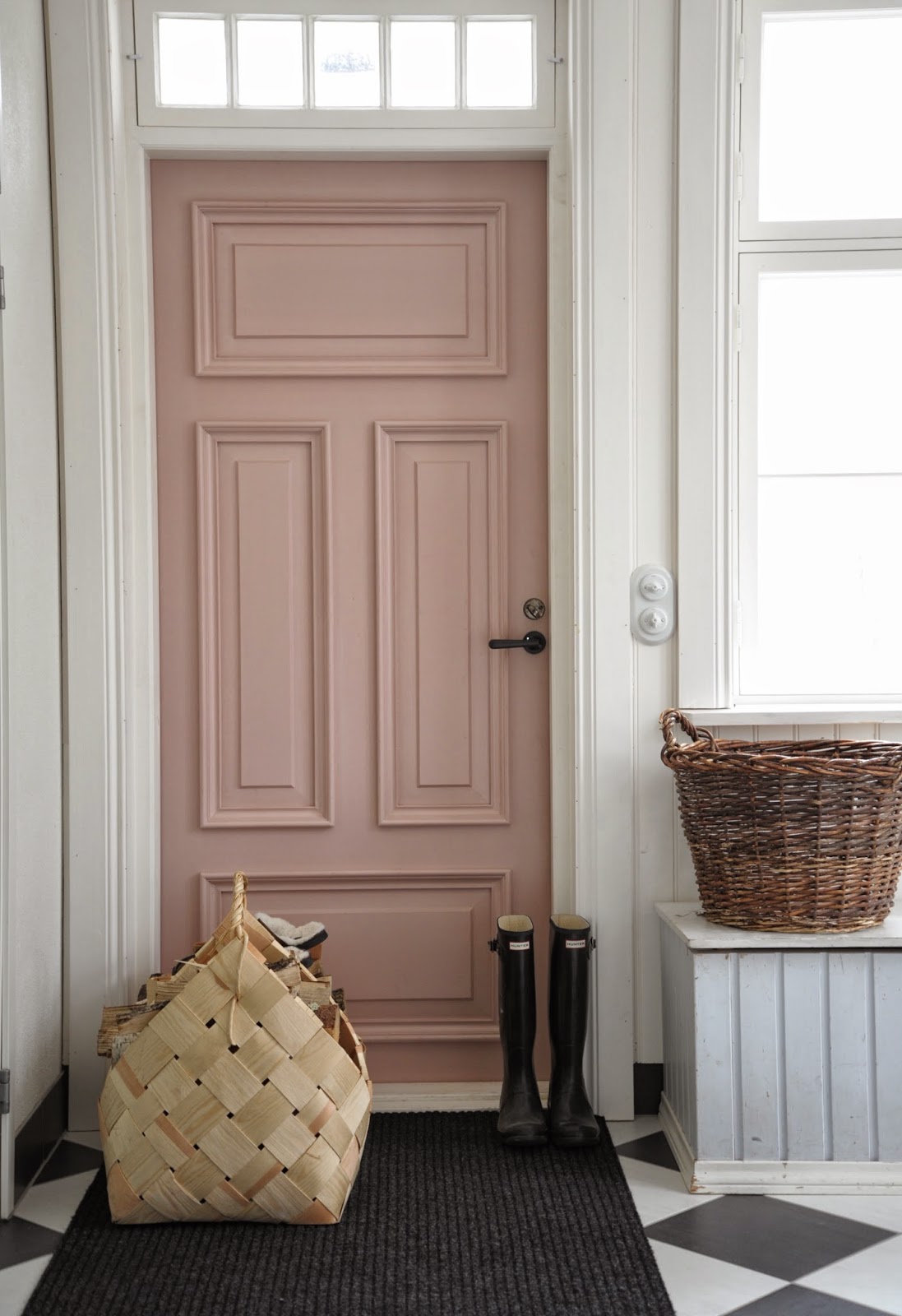 Una puerta pintada de color rosa pálido