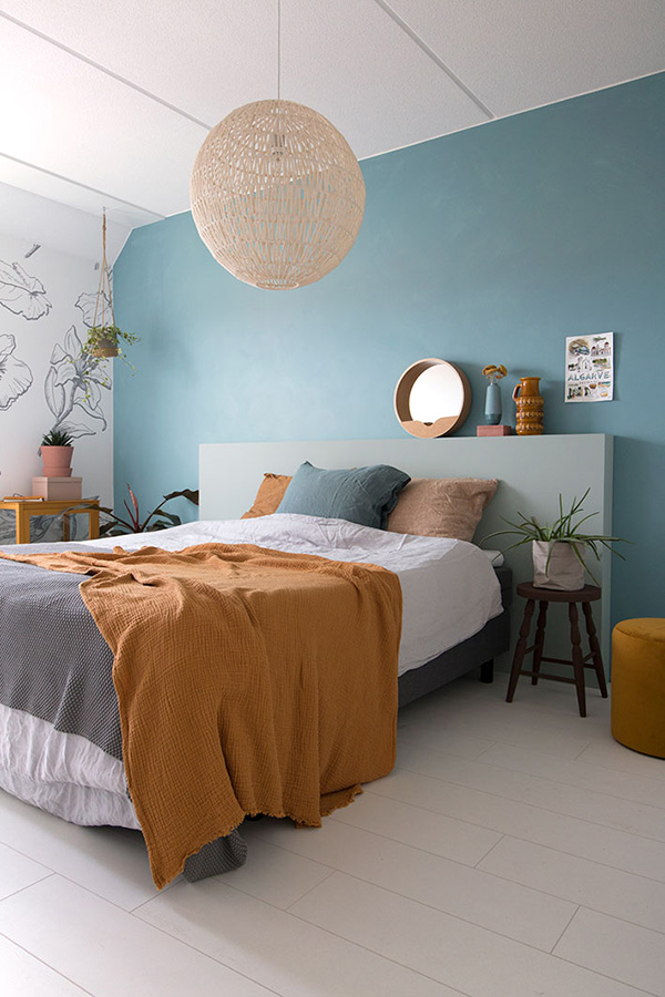 Un dormitorio pintado azul. Un color relajante