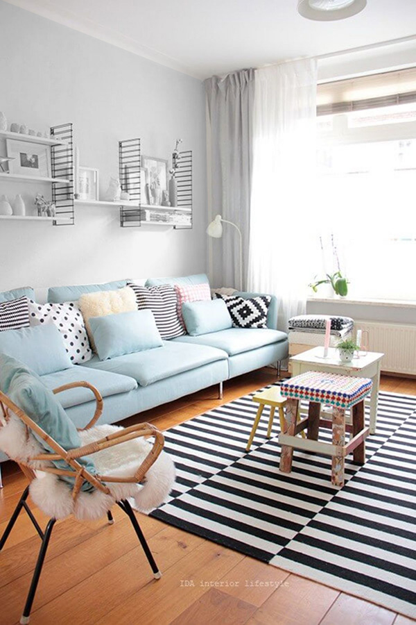 Un salón pintado y decorado en tonos pastel grises y azules