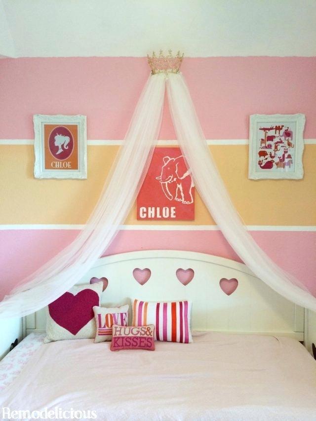 Una habitación infantil pintada en rosa y naranja