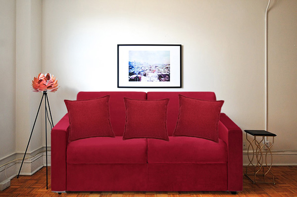Combinación de cojines en un sofá rojo