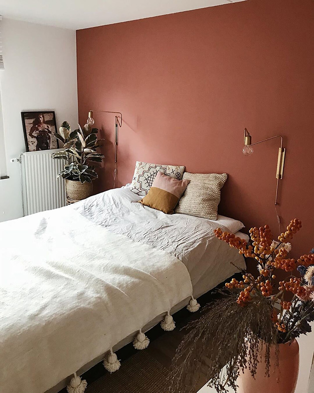 Color teja combinado con blanco en un espectacular dormitorio moderno