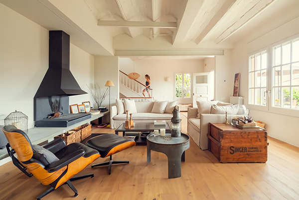 Cómo decorar un salón moderno en blanco, madera y negro