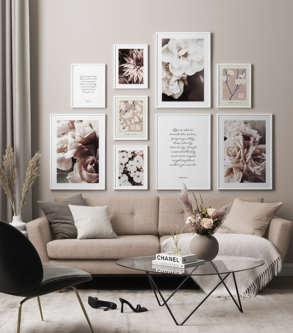 Composición de cuadros y láminas para decorar la pared del sofá sofisticada y femenina